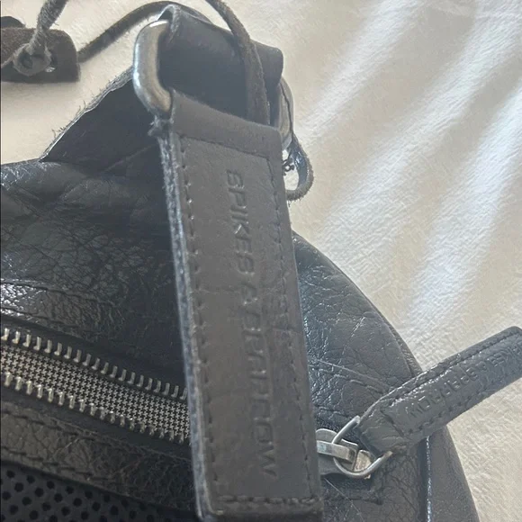 Sleek Black Leather Shoulder Bag - Picture 3 of 4